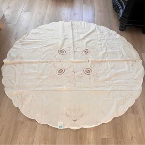 Vtg NWT Off White Embroidery Flowers Cut Out Linen Round‎ Tablecloth Large 64”